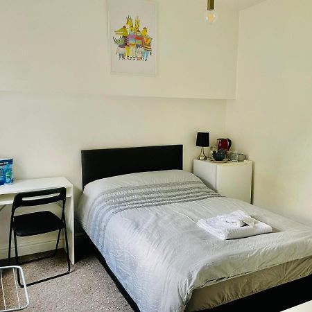 305 High Town Road Vandrarhem Luton  Exteriör bild
