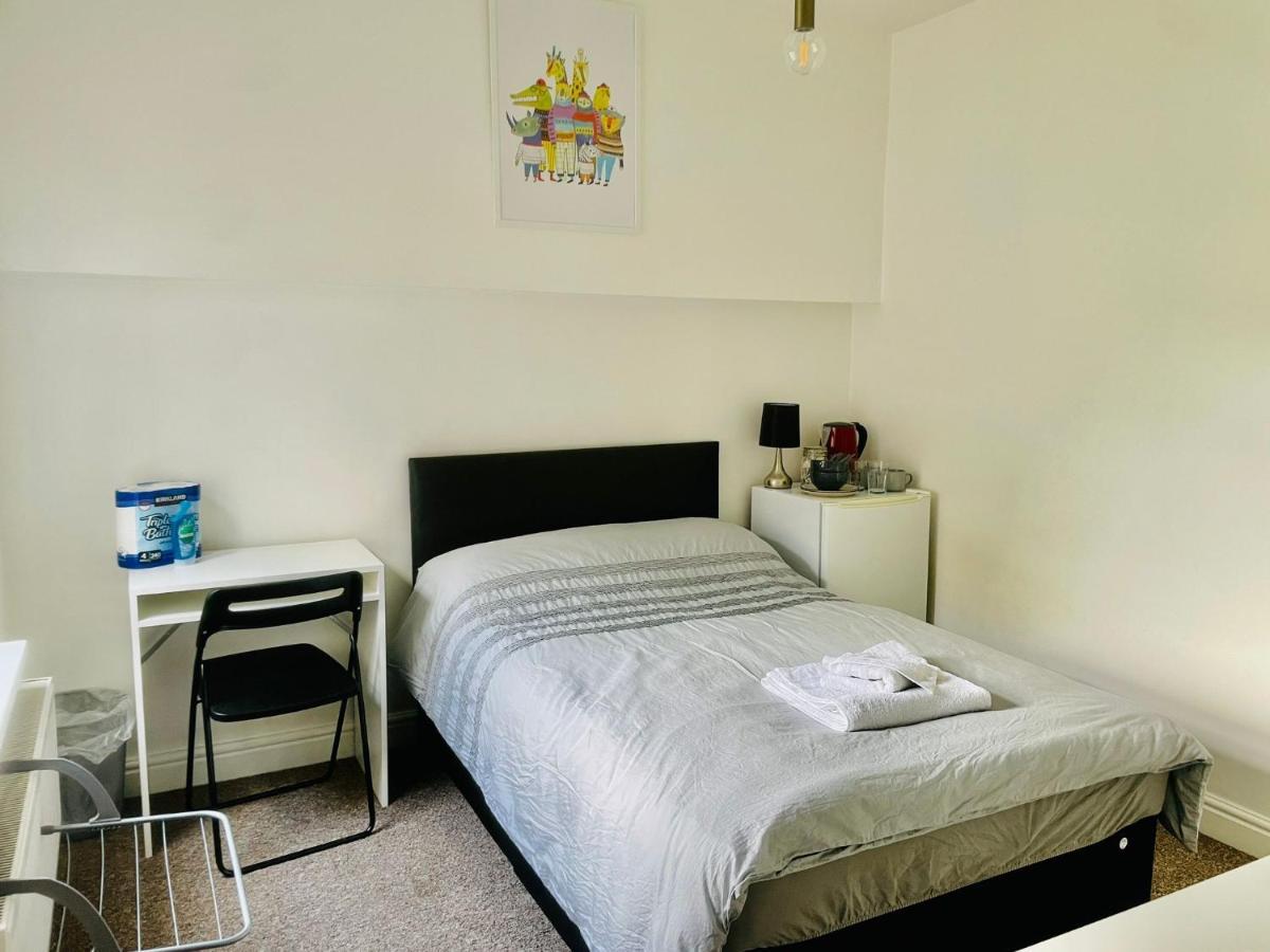 305 High Town Road Vandrarhem Luton  Exteriör bild
