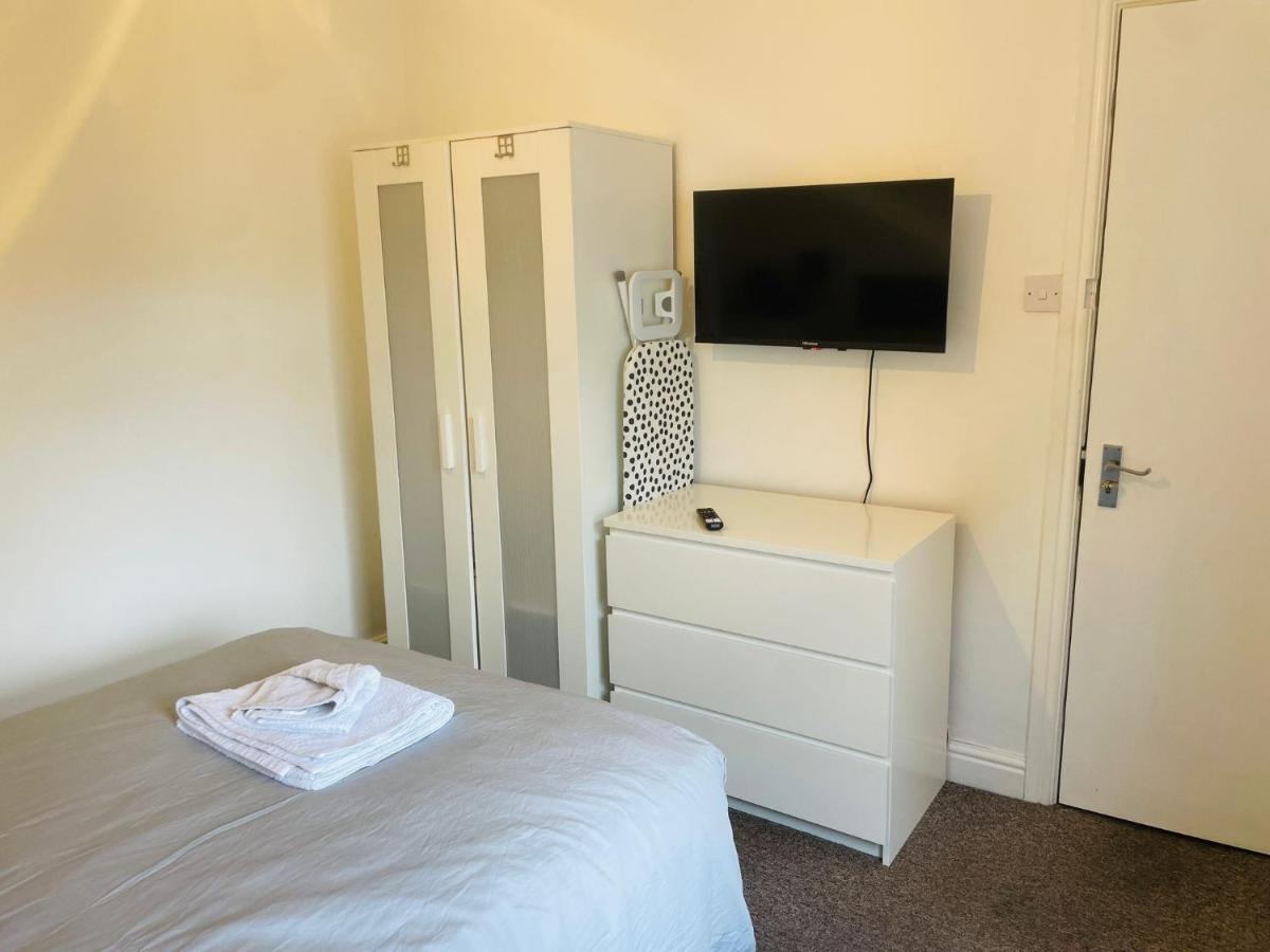 305 High Town Road Vandrarhem Luton  Exteriör bild